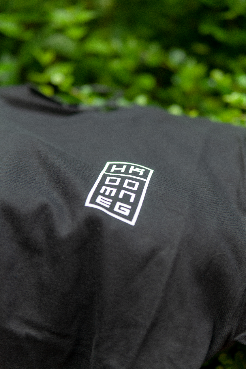 HK  BUILDING/852 TEE BLACK