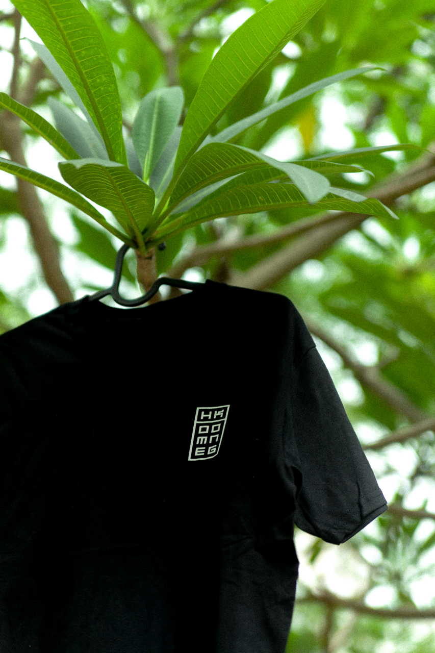 HK  BUILDING/852 TEE BLACK